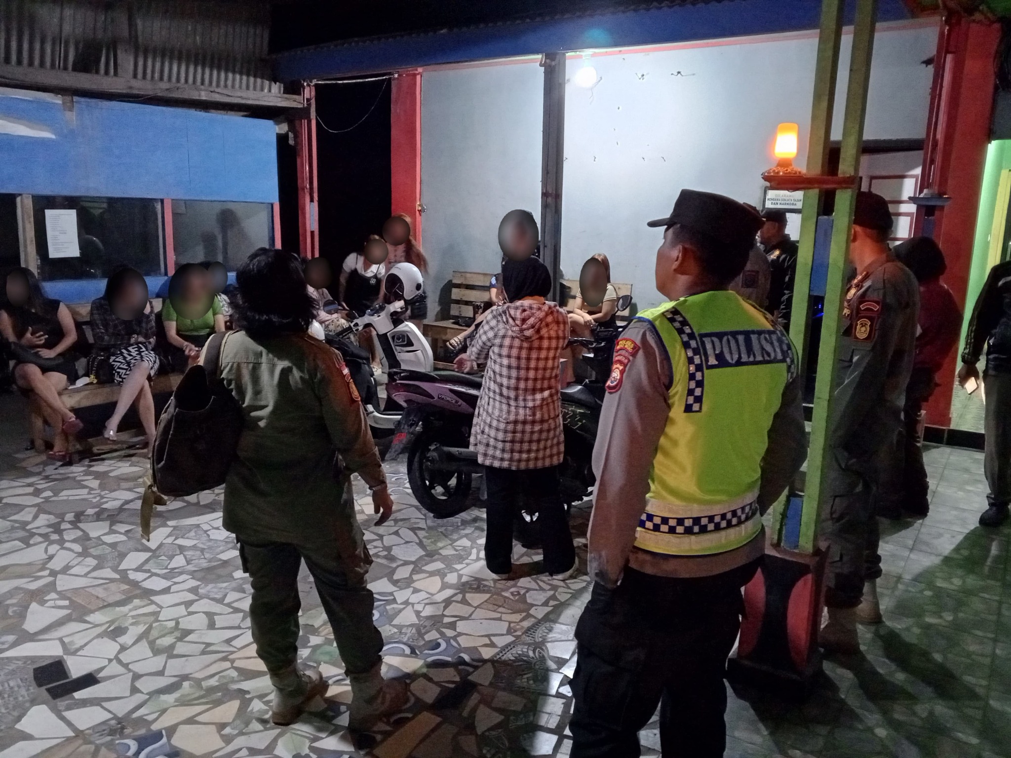 TEMUKAN PELANGGARAN PERDA KETERTIBAN UMUM, SATPOL PP MUKOMUKO MELAKUKAN PEMBINAAN  TERHADAP PEMILIK TEMPAT KARAOKE